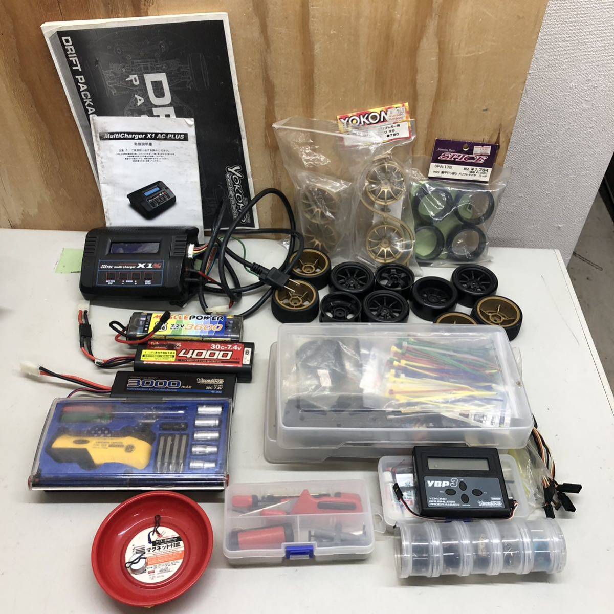 ヨコモ ドリフトラジコン バッテリーパック HiTEC製 マルチ充電器 タイヤ ホイール プログラマー 関連部品 他 まとめて